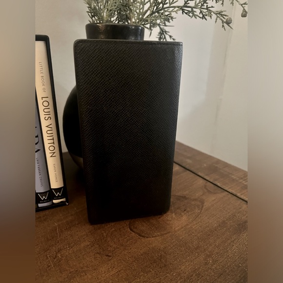 Louis Vuitton Taiga Brazza Wallet (with COA) - Picture 3 of 9